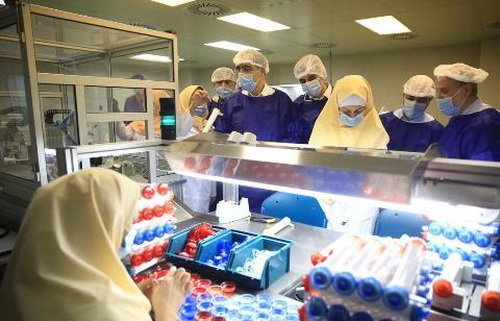 بازدید وزیر بهداشت از شرکت تولیدکننده صافی دیالیز و شرکت دارویی فاتک شیمی پارس در سمنان