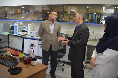 رئیس مرکز آزمایشگاه های مرجع کنترل غذا و دارو از آزمایشگاه معاونت غذا و دارو ایران بازدید کرد